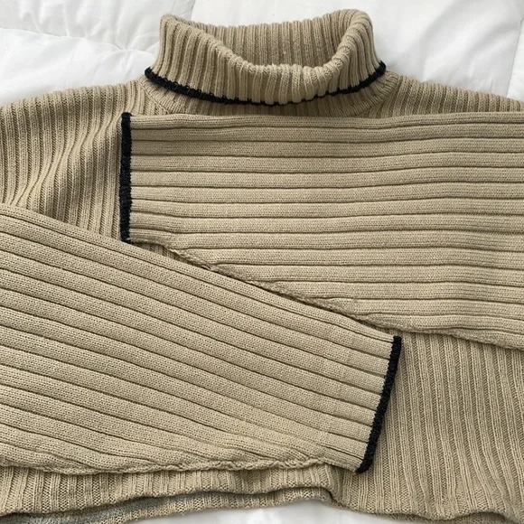 TRADED Firebird Reconstructed Cropped Wool Knit Turtleneck/ Shorts set - Picture 3 of 11